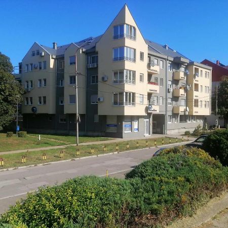 River Lux سريمسكا ميتروفيكا المظهر الخارجي الصورة