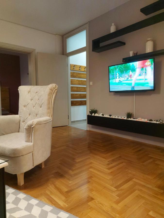 River Lux سريمسكا ميتروفيكا المظهر الخارجي الصورة