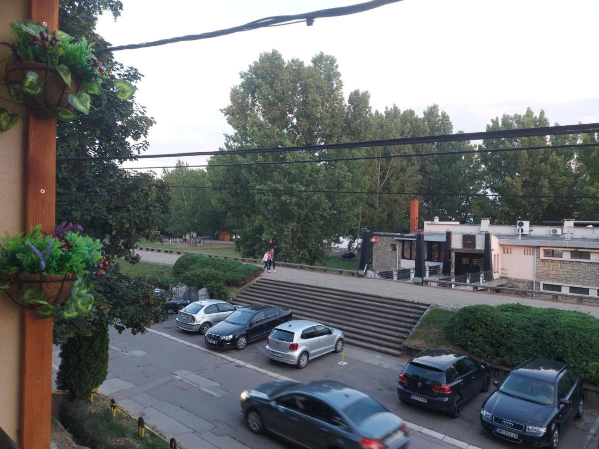 River Lux سريمسكا ميتروفيكا المظهر الخارجي الصورة