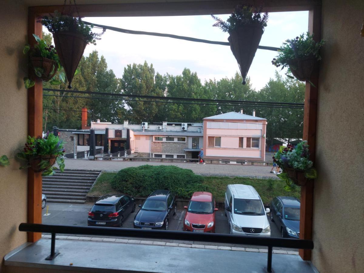 River Lux سريمسكا ميتروفيكا المظهر الخارجي الصورة